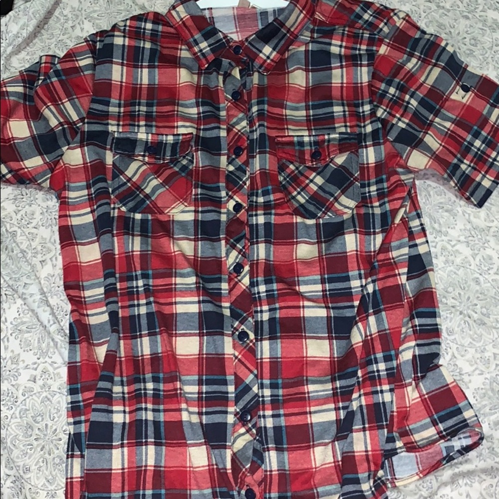 Buttoned-up short sleeve plaid shirt